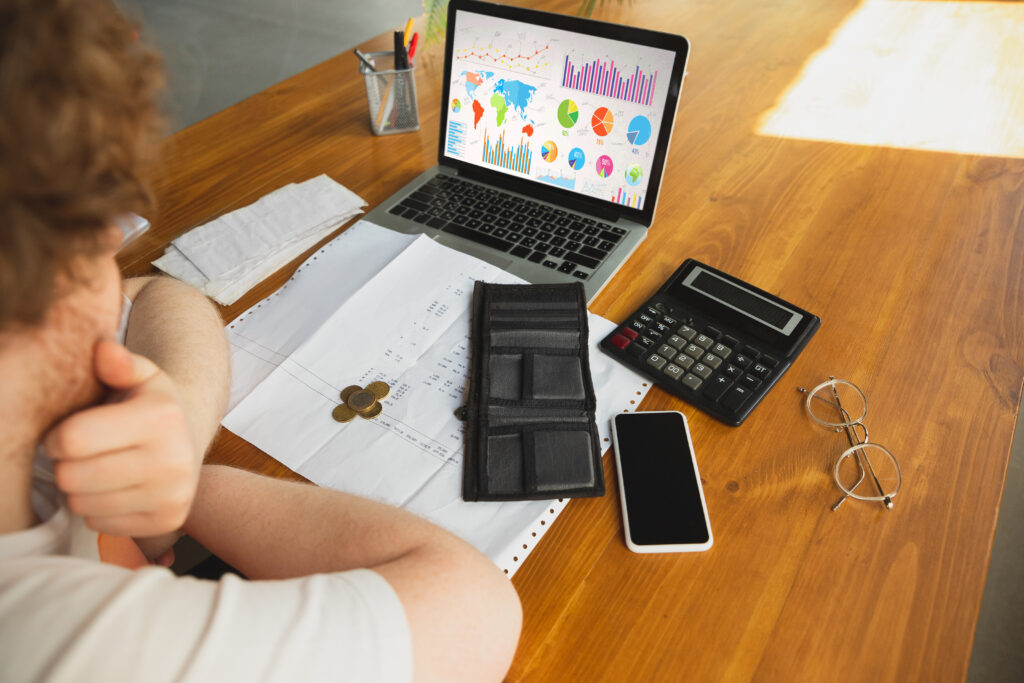 optimizando tus finanzas para poder ahorrar dinero en tu hogar
