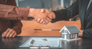 Celebración de un contrato de compraventa de una casa