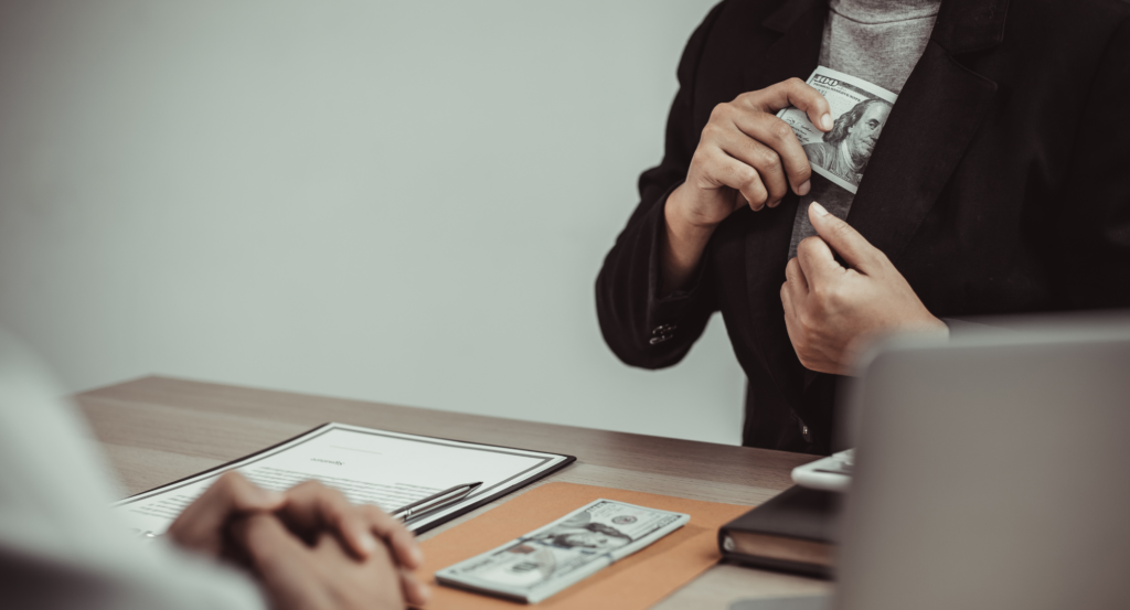 Evite enviar información financiera confidencial por correo electrónico y, en su lugar, utilice métodos más seguros, como llamadas telefónicas o mensajes encriptados.