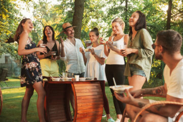 Organizar eventos al aire libre en casa. Ideas creativas para aprovechar el espacio exterior. Transforma tu jardín en un escenario temático. Barbacoas y parrilladas al aire libre. Fiesta de alberca en tu propia casa. Disfruta de un picnic al aire libre con tus seres queridos. Noche de fogata y marshmallows en el patio trasero. Cena al aire libre con un chef privado en casa. Aprovecha el espacio al aire libre para crear momentos memorables. Crea recuerdos especiales con eventos al aire libre en tu hogar.