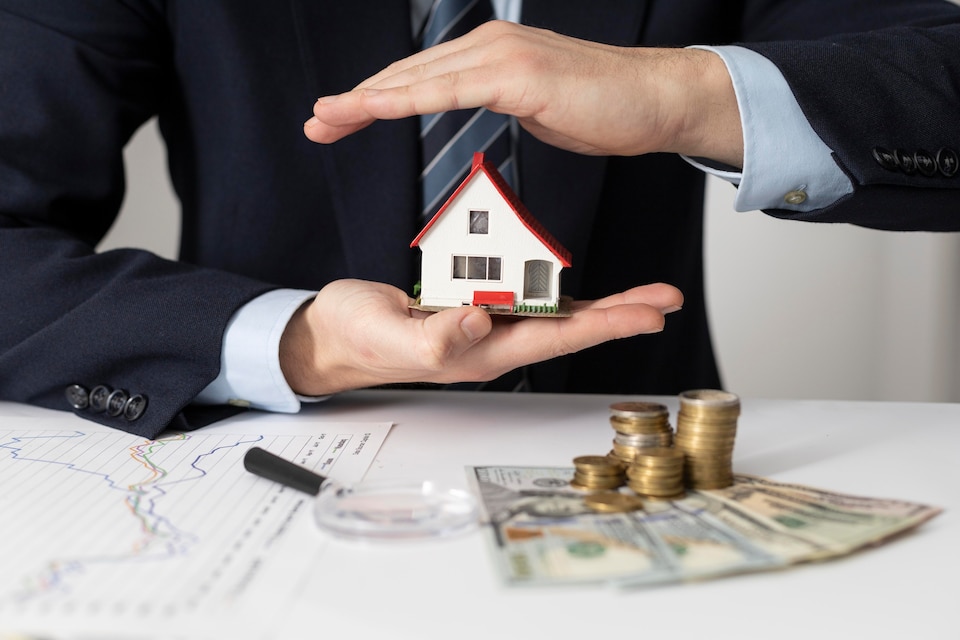 La elección de si comprar una casa con efectivo o con un crédito dependerá de nuestra situación financiera, nuestras metas a largo plazo y nuestra tolerancia al riesgo.