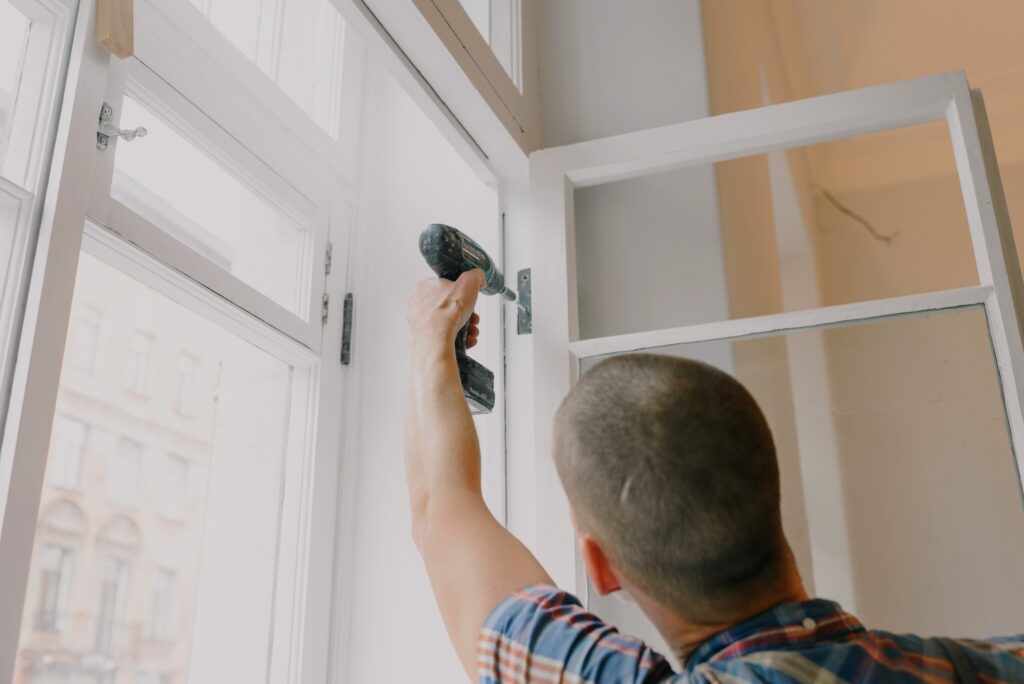 Dar mantenimiento a las ventanas y puertas es esencial. 