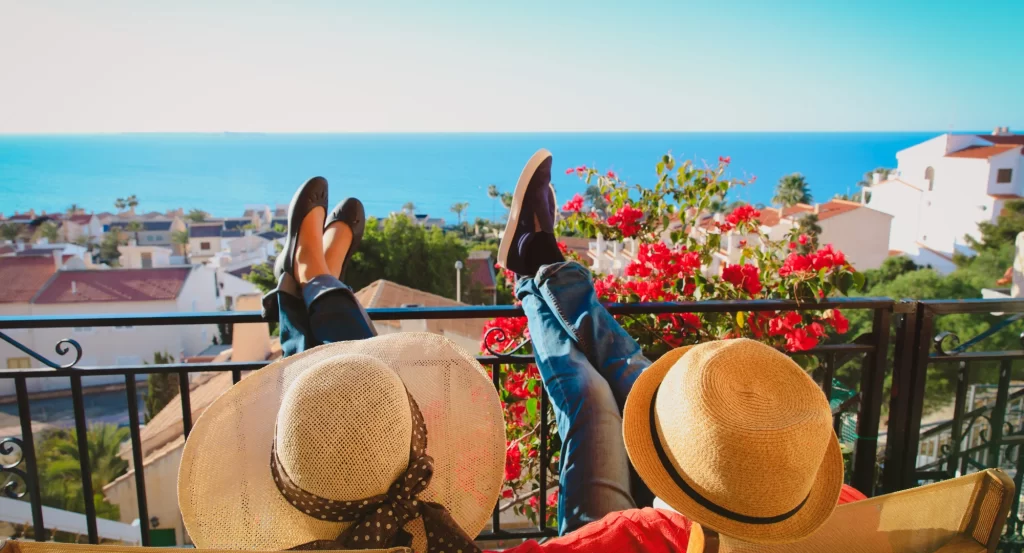  Haz de tus terrazas y balcones espacios acogedores y versátiles. Crea áreas de descanso o comedores al aire libre para disfrutar al máximo.