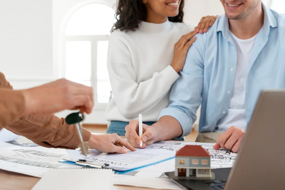 Algunas compañías de seguros ofrecen descuentos y beneficios adicionales, como descuentos por medidas de seguridad en tu hogar, sistemas de alarma o membresías a asociaciones.