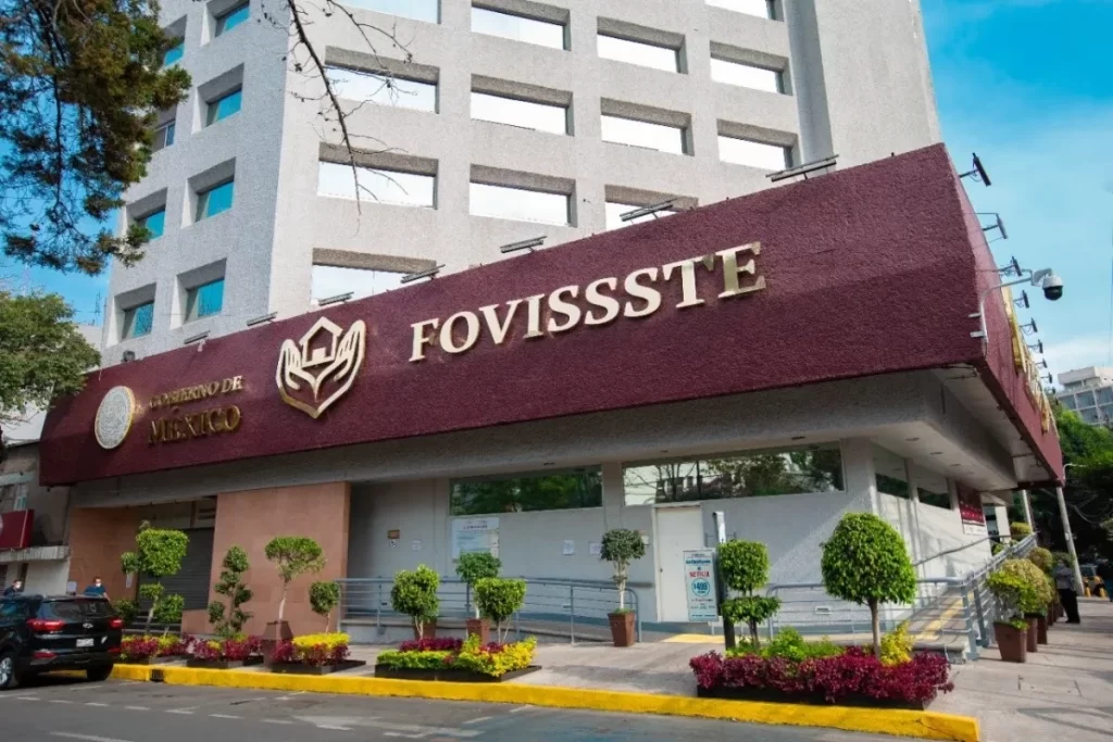 Para solicitar un crédito hipotecario FOVISSSTE, debes cumplir con ciertos requisitos. Algunos de los requisitos comunes incluyen:  Ser trabajador del Estado mexicano y estar activo.  Contar con un mínimo de 18 meses de cotización continua al FOVISSSTE.  No haber recibido anteriormente un crédito FOVISSSTE.  Estar al corriente en el pago de tus aportaciones al FOVISSSTE.