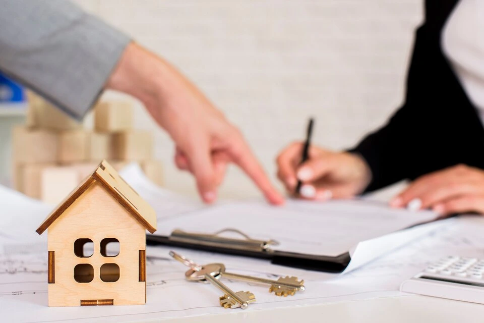 Trámite ante el notario público: Debes acudir a un notario público para formalizar la compra de la vivienda.  Firma de escrituras: Tanto el comprador como el vendedor deben firmar las escrituras de propiedad.  Registro de la propiedad: Las escrituras se registran en el Registro Público de la Propiedad para asegurar su validez legal.