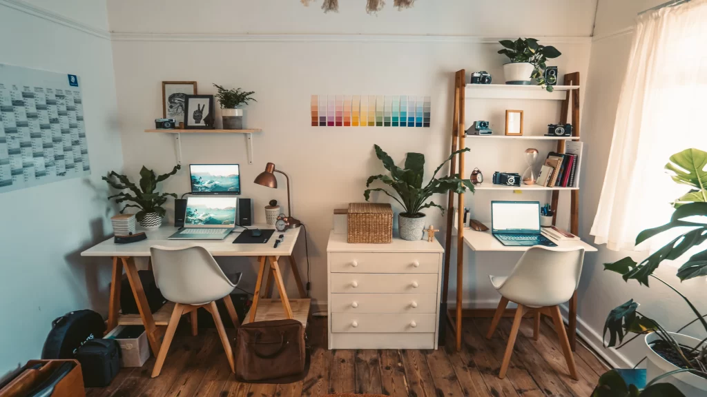 Mantén tu área de trabajo o estudio en casa bien organizada para tener un mejor control de donde están tus cosas.