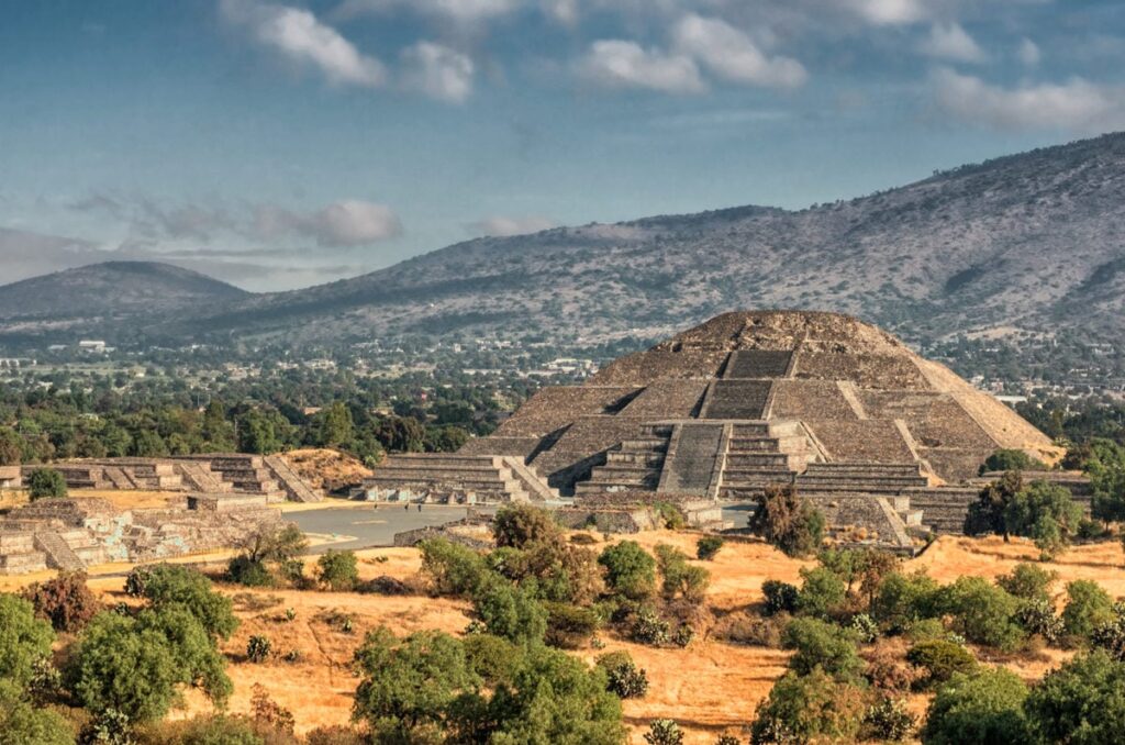 Las pirámides de Teotihuacán se encuentran en el Estado de México, a tan solo unos pocos kilómetros de la CDMX