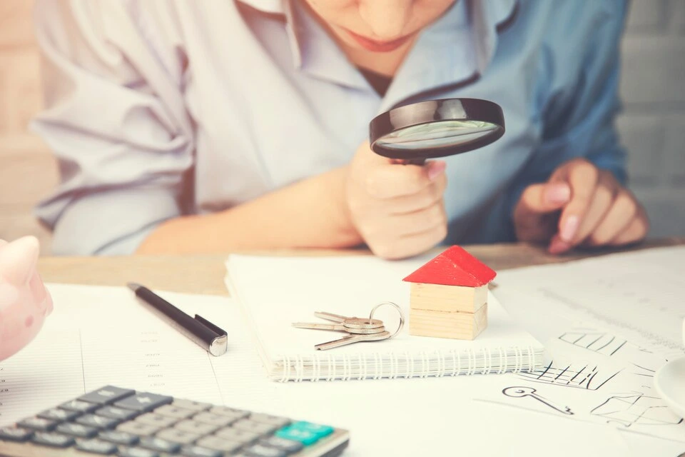 Considera si el precio es razonable y si puedes permitirte hacer la compra o venta sin dificultades económicas.
