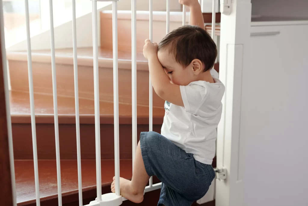 Utiliza seguros en las puertas y ventanas para cuidar de los niños.