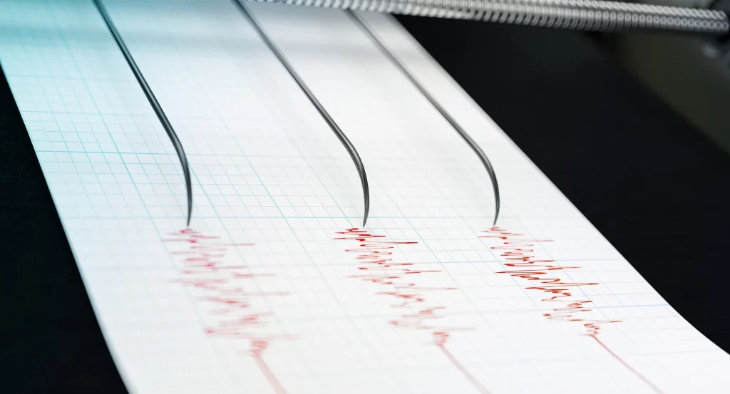 Investigar el historial sísmico de la región te dará una idea de la frecuencia y magnitud de los terremotos pasados.