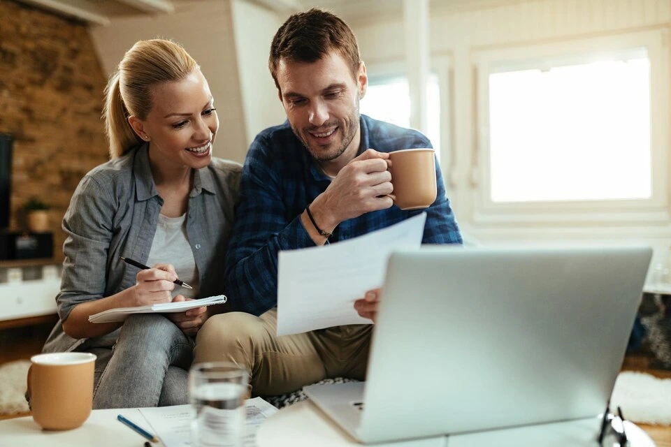 Mantente motivado recordando tus metas financieras y visualizando los beneficios de mantener un presupuesto efectivo. Celebra tus logros y mantén un seguimiento constante de tu progreso.