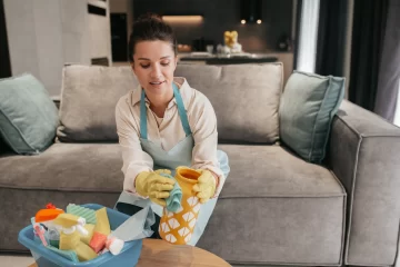Aprende a prevenir plagas en casa mediante la limpieza, sellado y soluciones naturales. Mantén a raya insectos no deseados y protege tu hogar y familia.