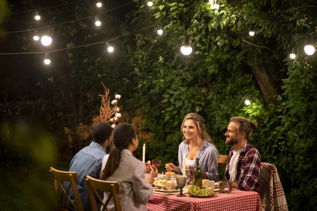 Ya sea una mesa grande con sillas o una elegante barra de desayuno en la terraza, disfrutar de tus comidas al aire libre agrega un toque de elegancia y frescura.